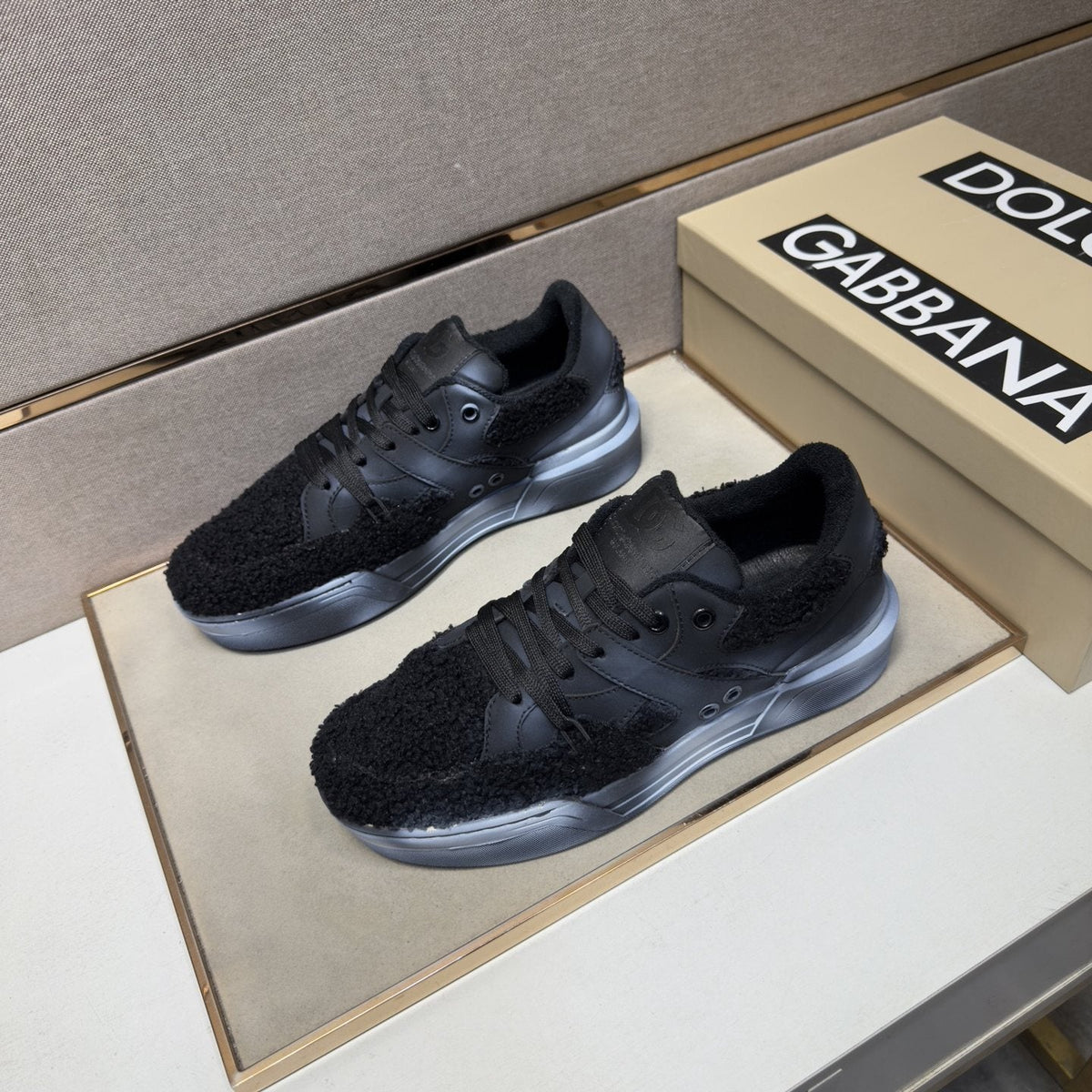 Dolce & Gabbana Black Textured Low-Top Sneakers — front
