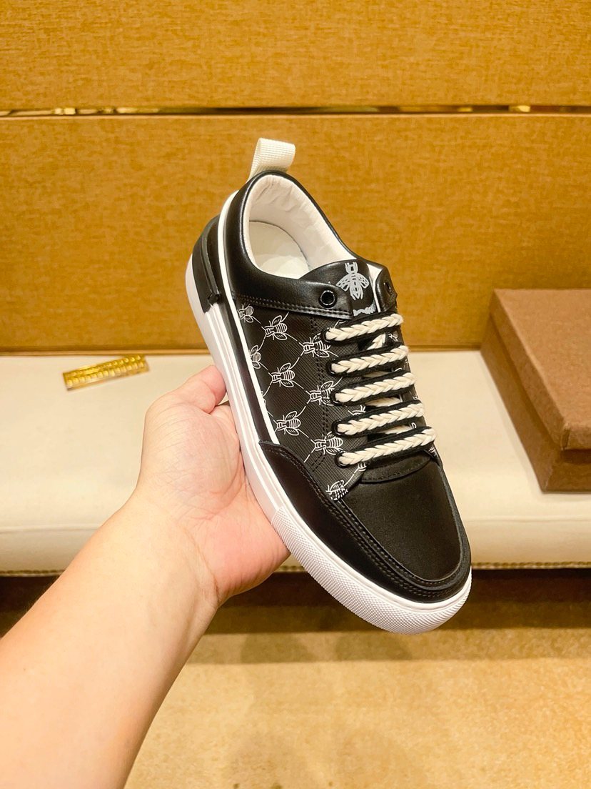 Black and Gray Patterned Low-Top Sneakers — model