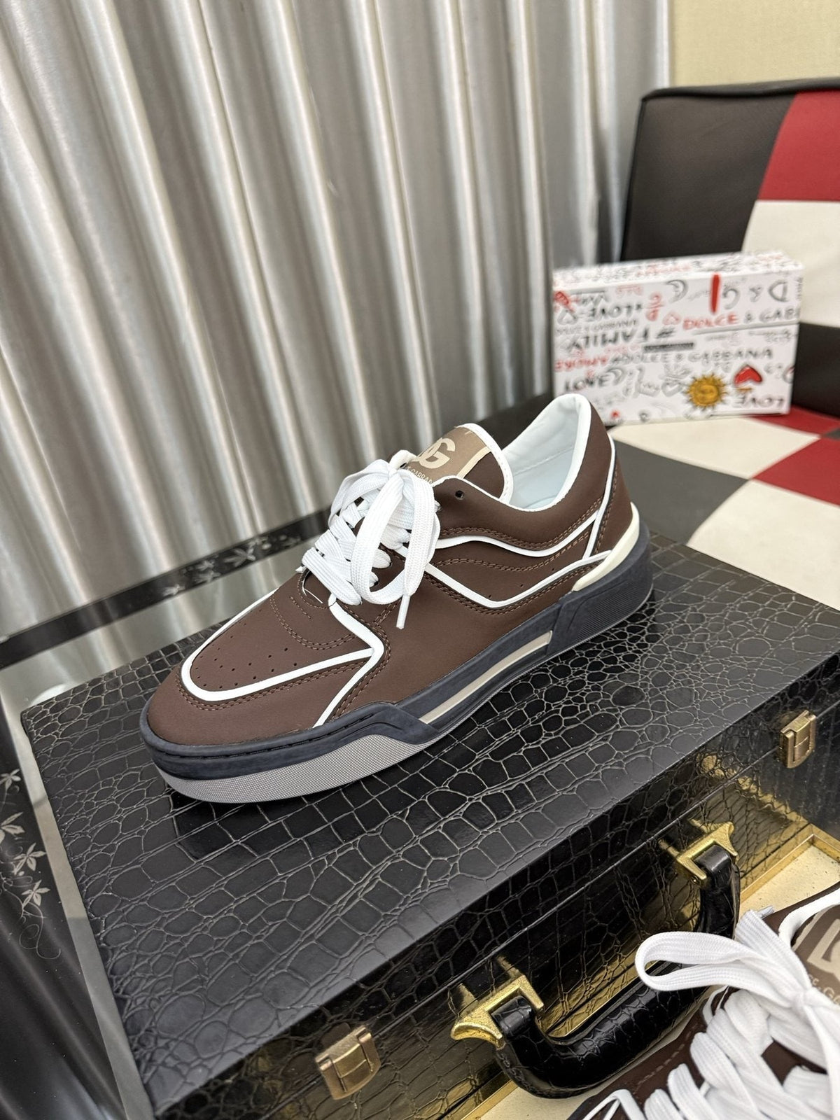 Dolce & Gabbana Brown Piped Low-Top Sneakers — front