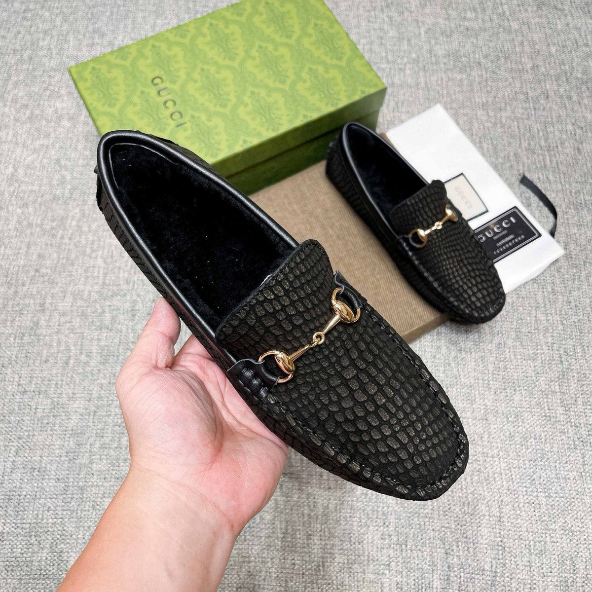 微商相册测试鞋子-Gucci Black Textured Horsebit-Style Loafers — model