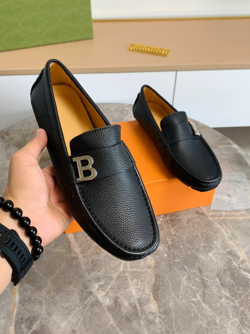 Black Textured Hardware Loafers — model