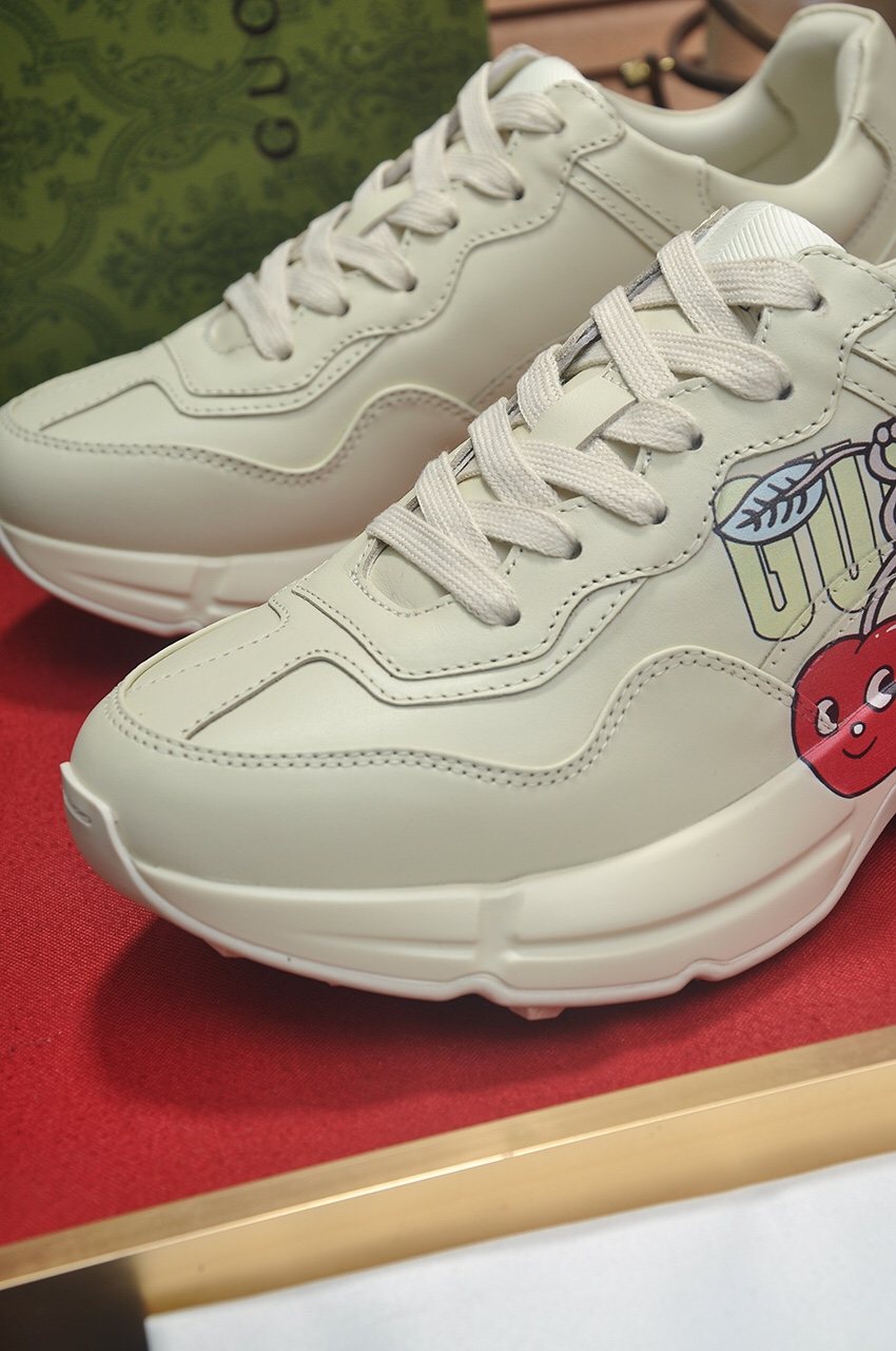 Gucci Off-White Graphic Sneakers — detail