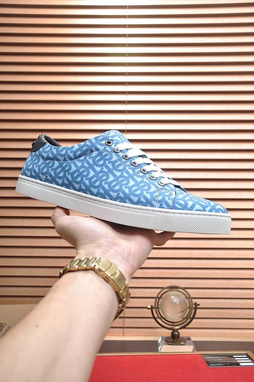Burberry Blue Patterned Low-Top Sneakers — model
