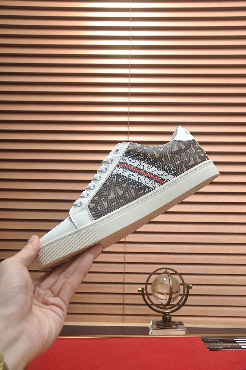 Burberry White Pattern Low-Top Sneakers — model