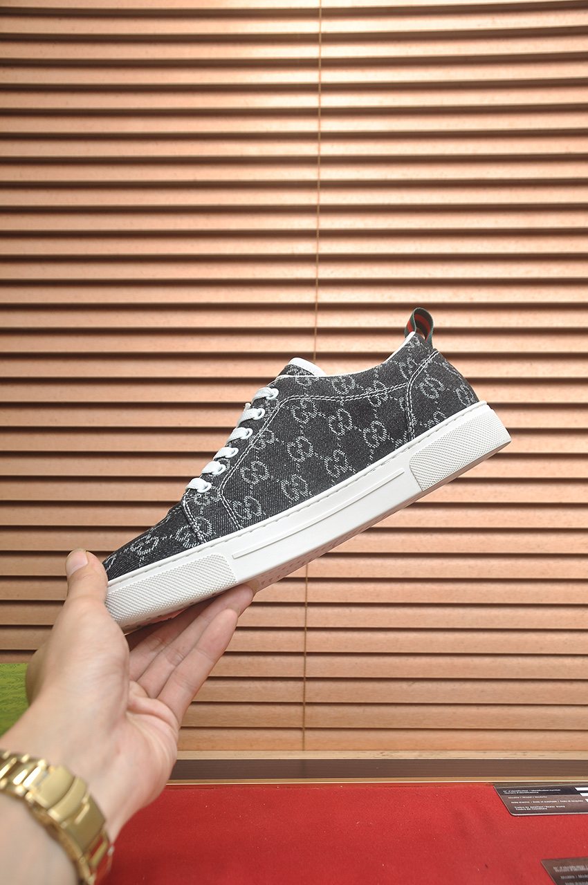 Gucci Stripe Low-Top Sneakers — front