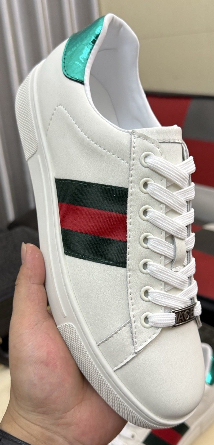 Gucci Stripe Low-Top Sneakers — front