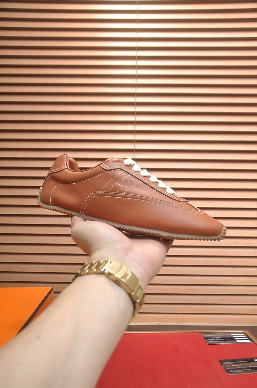 Hermès Low-Top Lace-Up Sneakers — model
