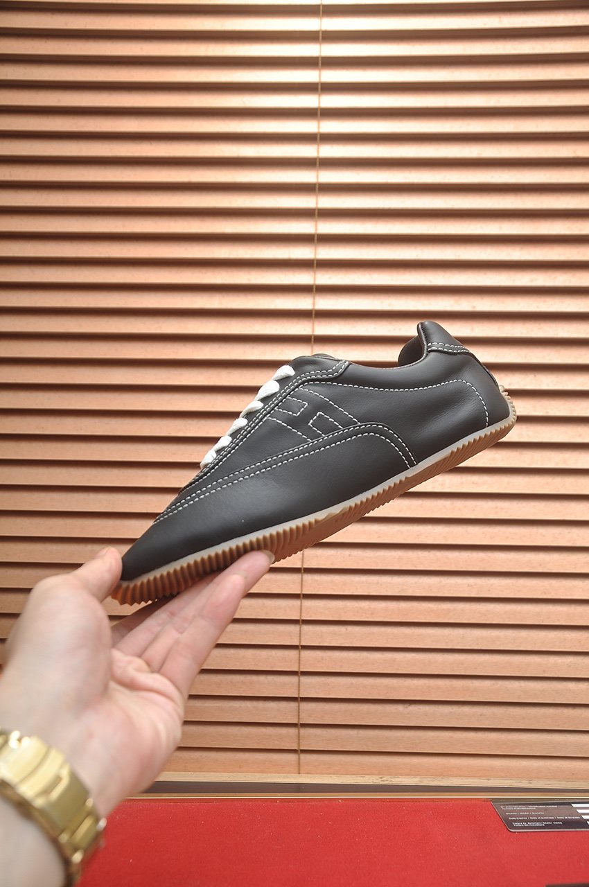 Hermès Low-Top Lace-Up Sneakers — model