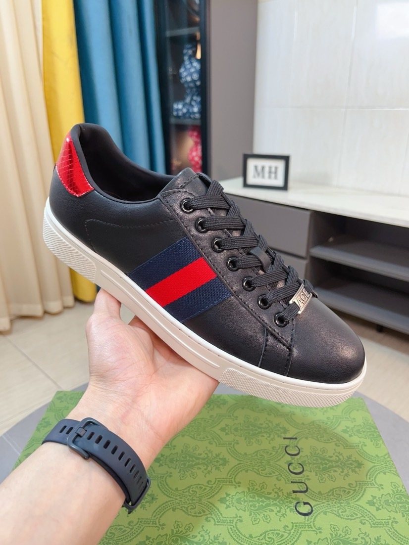 Gucci Stripe Low-Top Sneakers — model