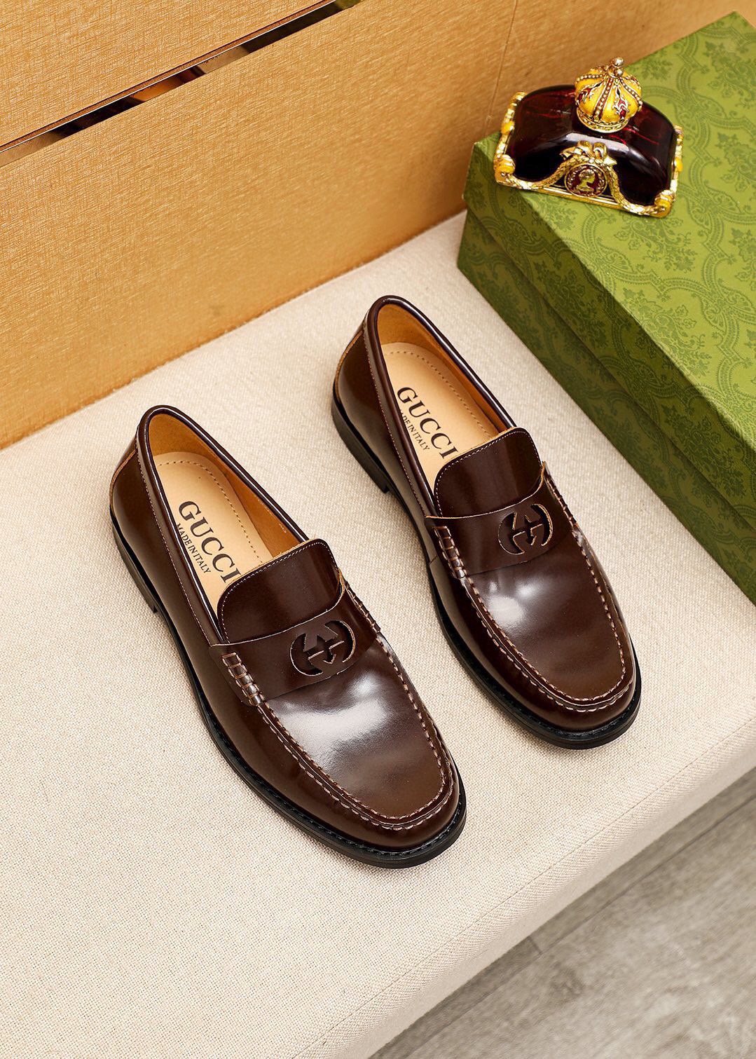 微商相册测试鞋子-Gucci Metal-Accent Moc-Toe Loafers — front