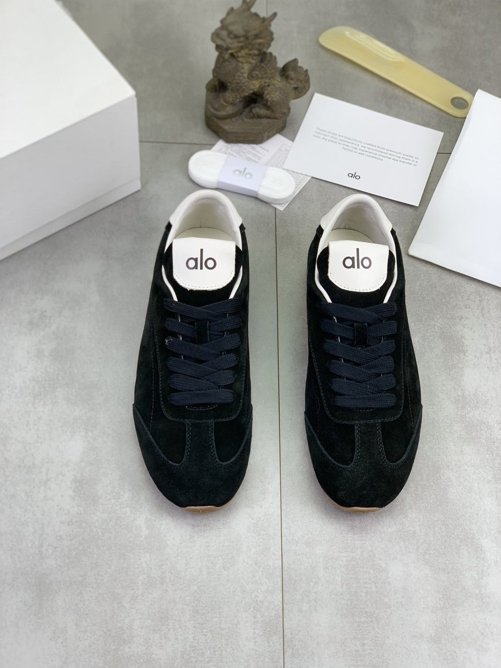 微商相册测试鞋子-Alo Gum Sole Low-Top Sneakers — front