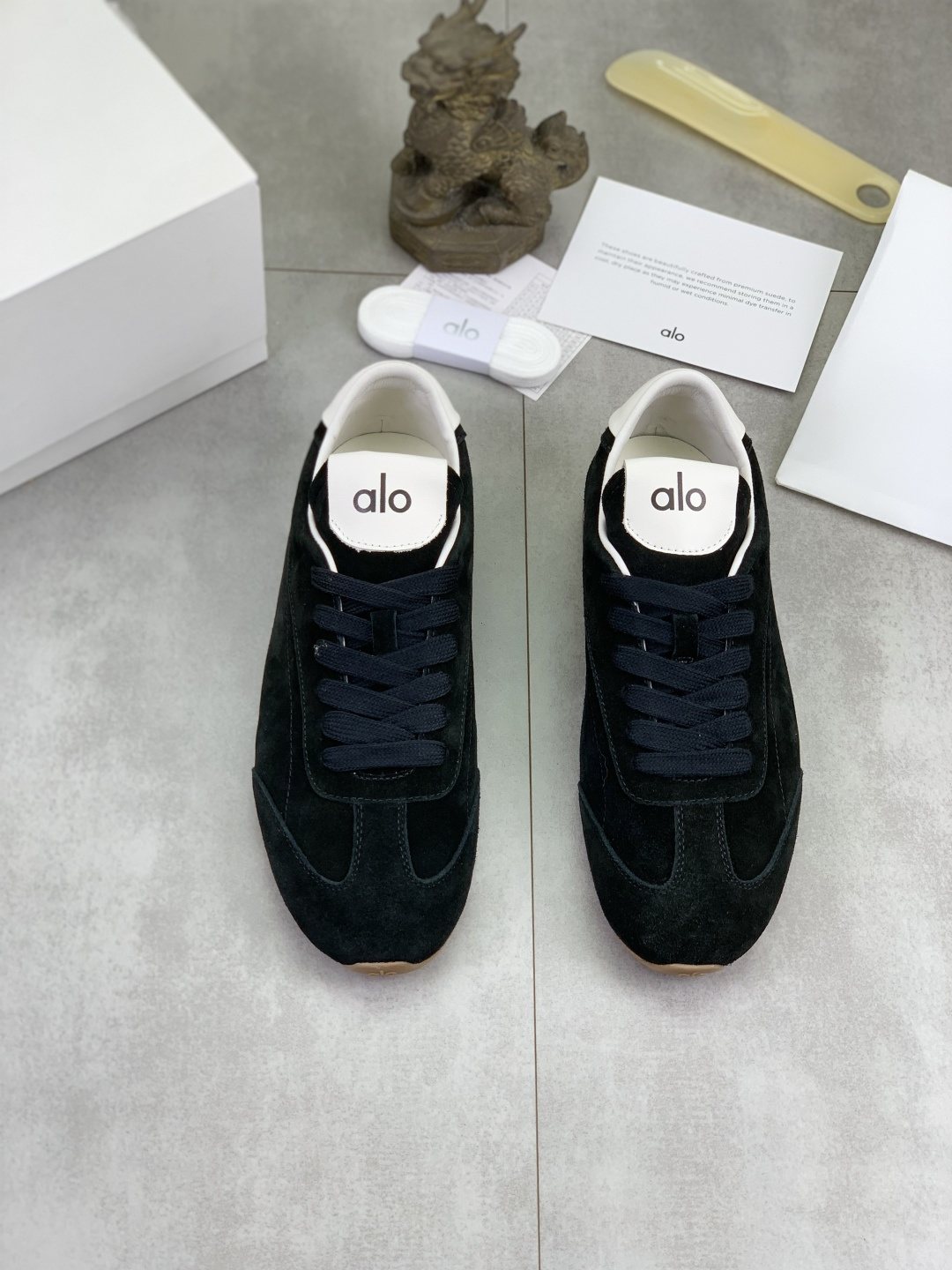 微商相册测试鞋子-Alo Gum Sole Low-Top Sneakers — front